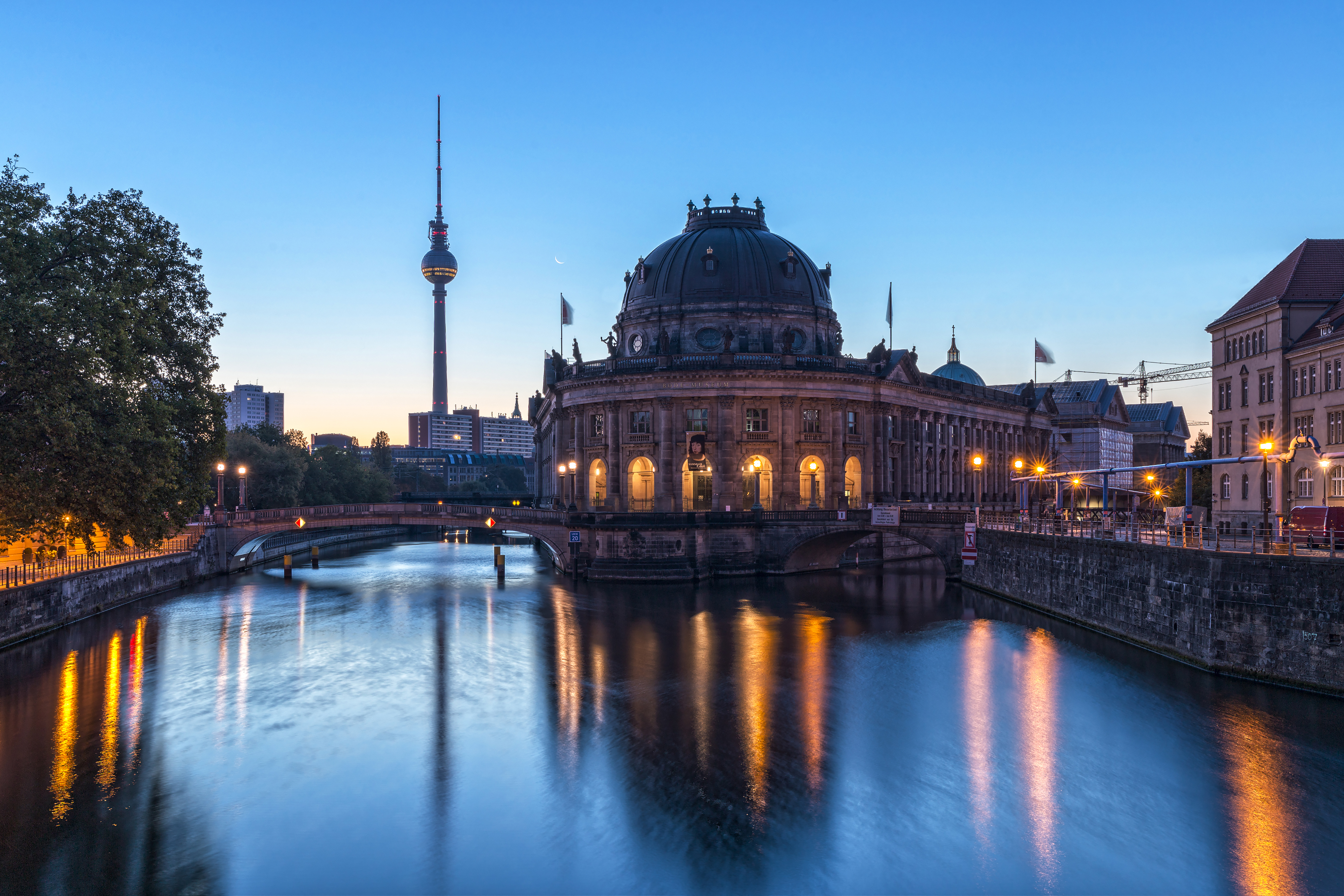 Fernsehturm und Bode-Museum bei Sonnenaufgang, Berlin-Mitte, 151011, ako