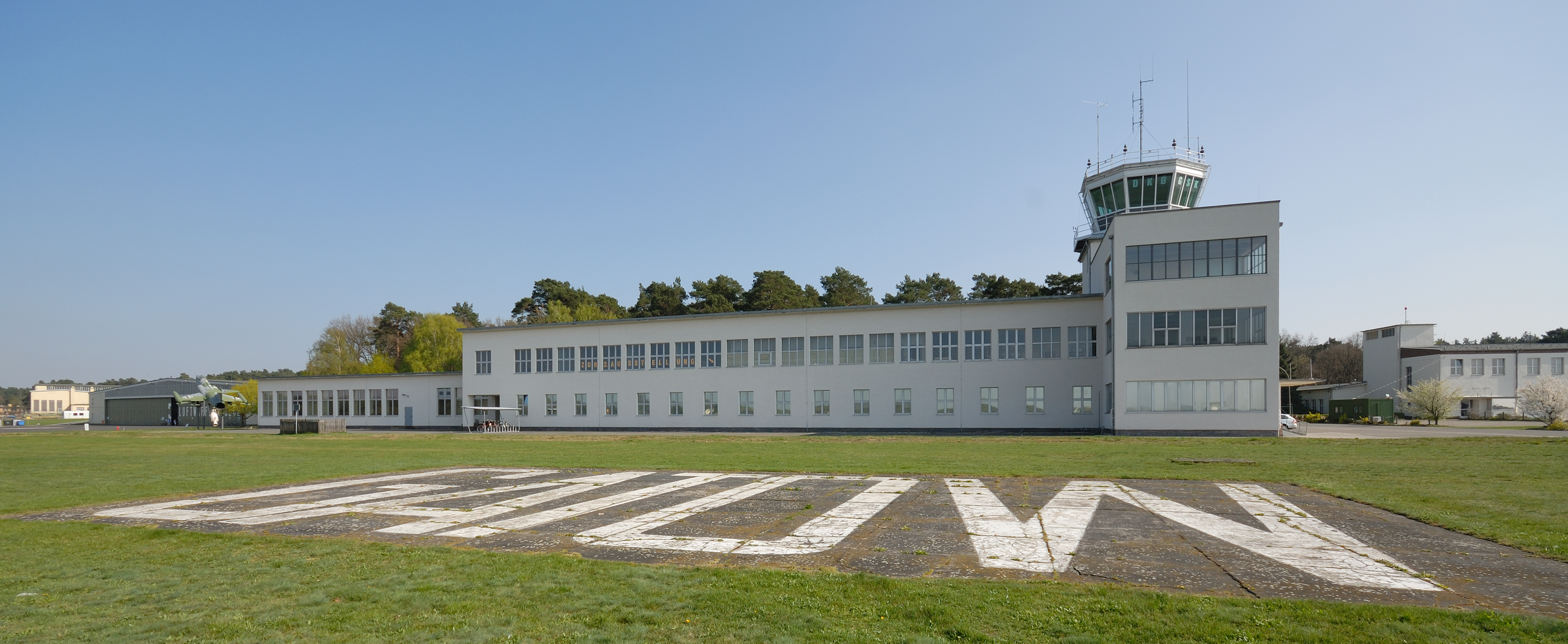 Gatow-Schriftzug auf Flugfeld (2009)