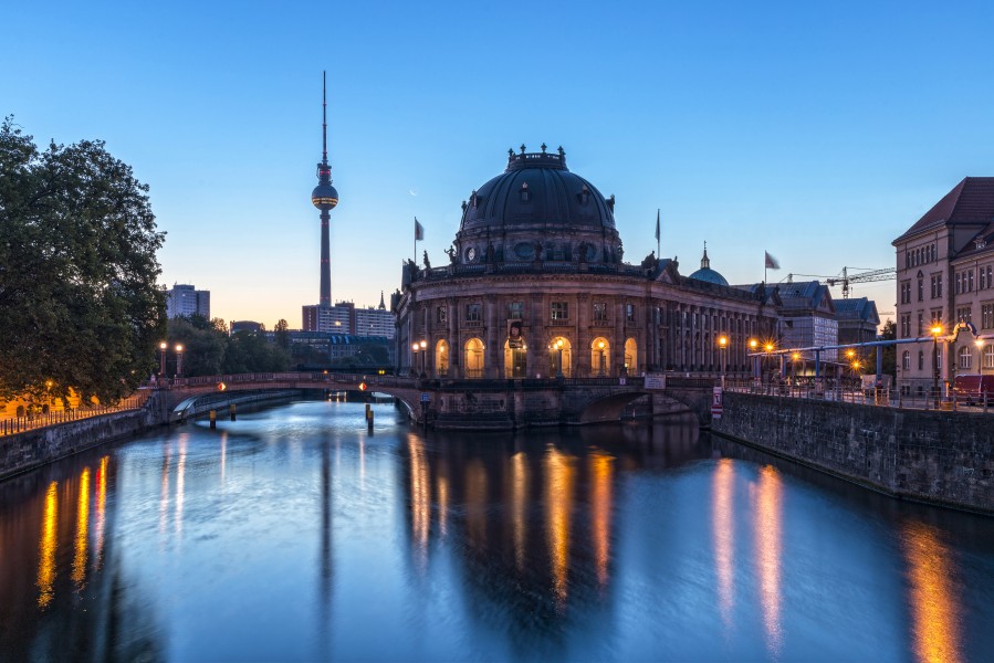 Fernsehturm und Bode-Museum bei Sonnenaufgang, Berlin-Mitte, 151011, ako