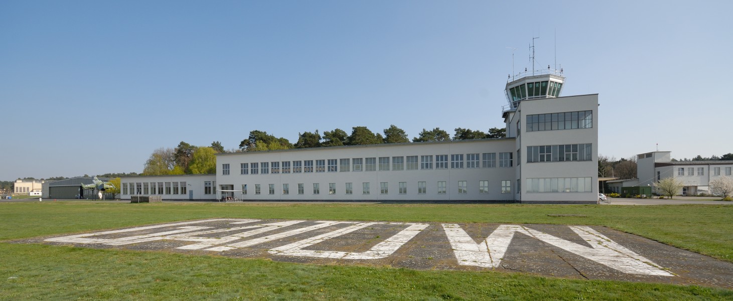 Gatow-Schriftzug auf Flugfeld (2009)