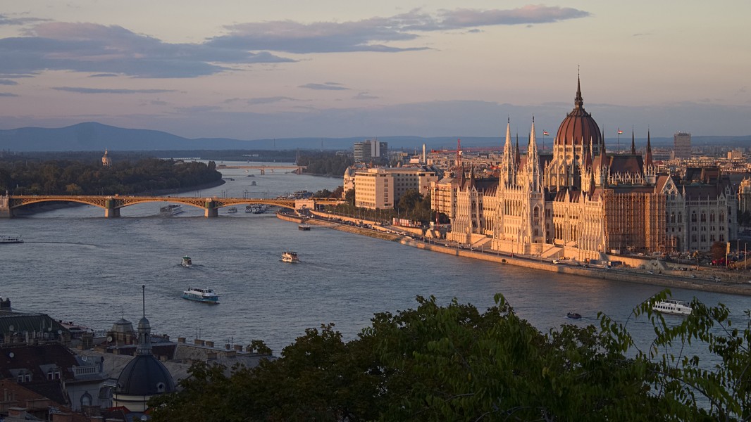 Vue sur le Parlement et le Danube depuis le Palais Royal (10293594266)