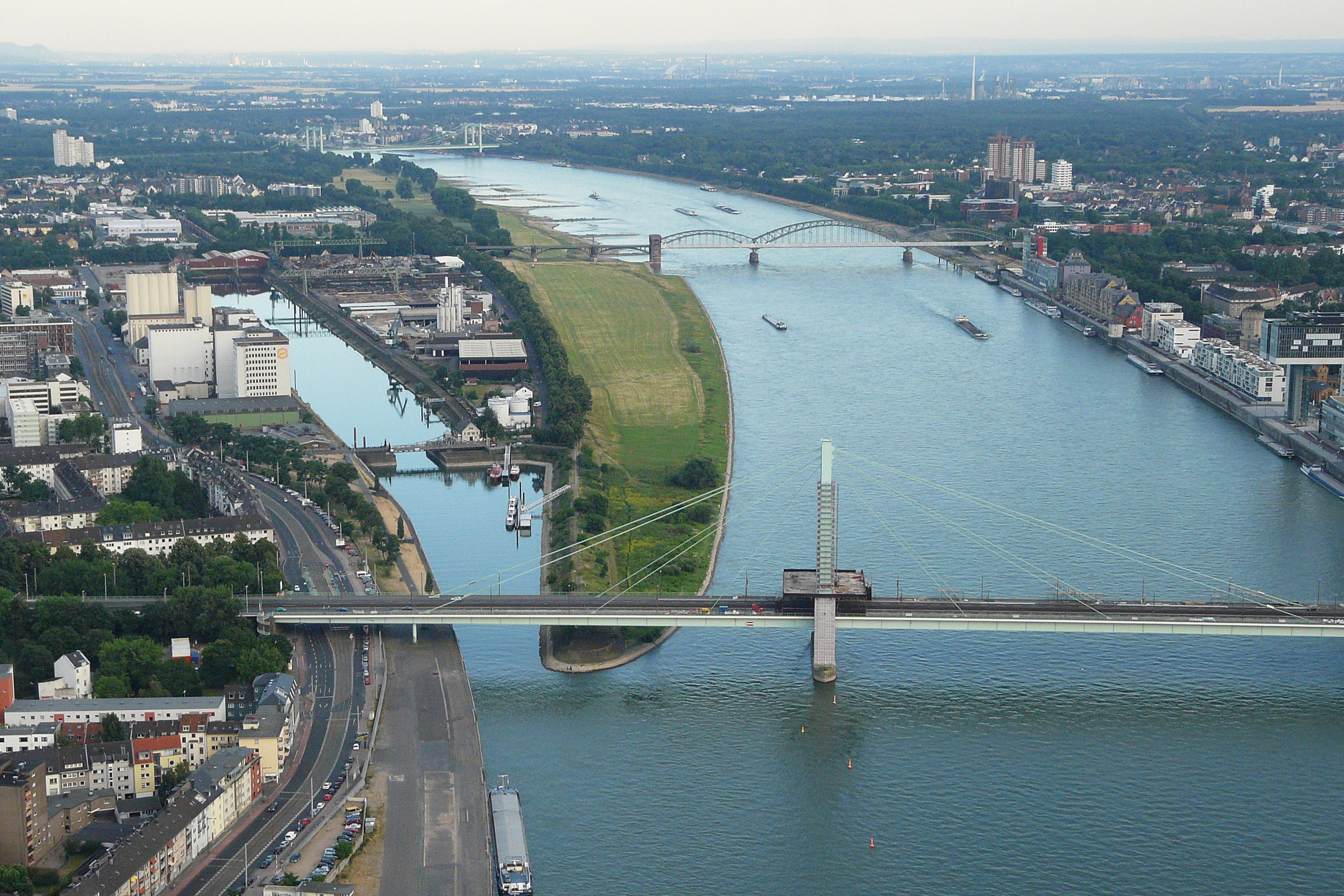Deutzer Hafen und Severinsbrücke (Flight over Cologne)