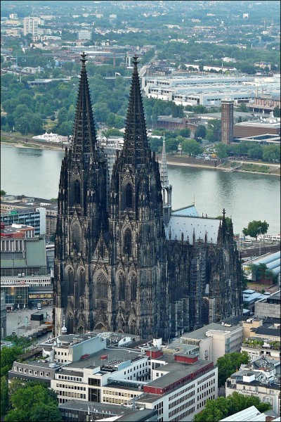 CologneCathedral-FlightOverCologne001a