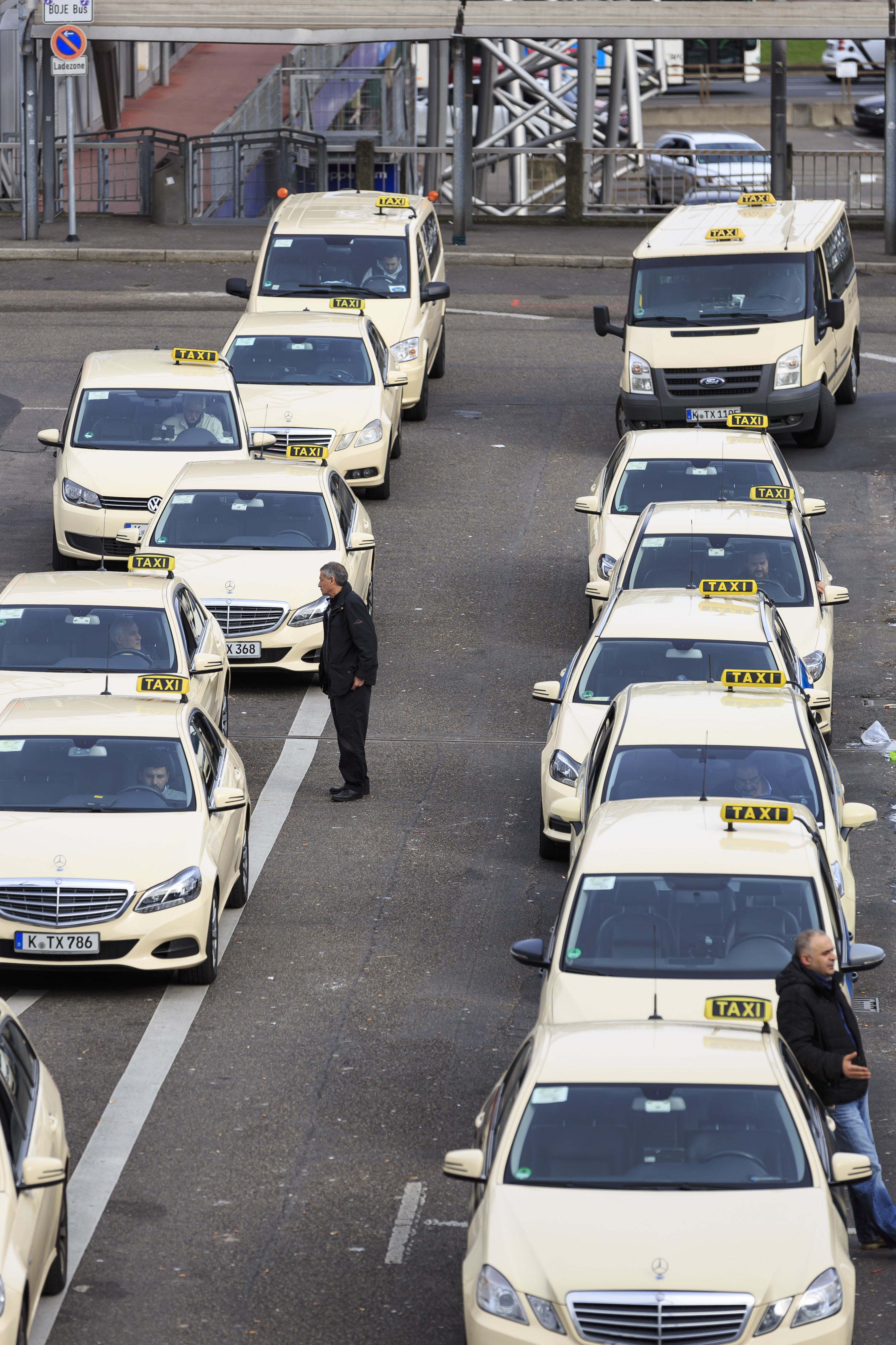 Cologne Germany Taxi-waiting-at-Central Station-01