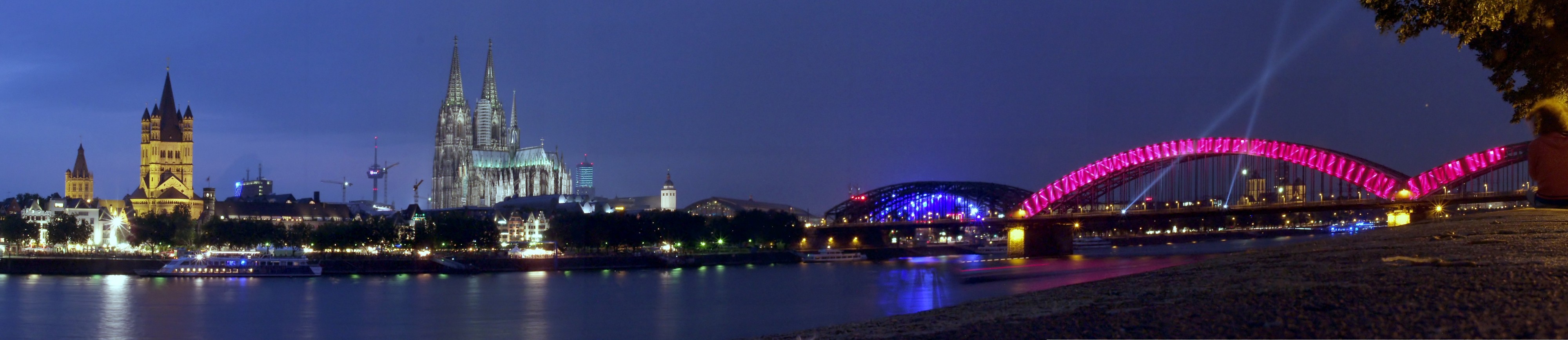 Köln - Rheinpanorama bei Nacht