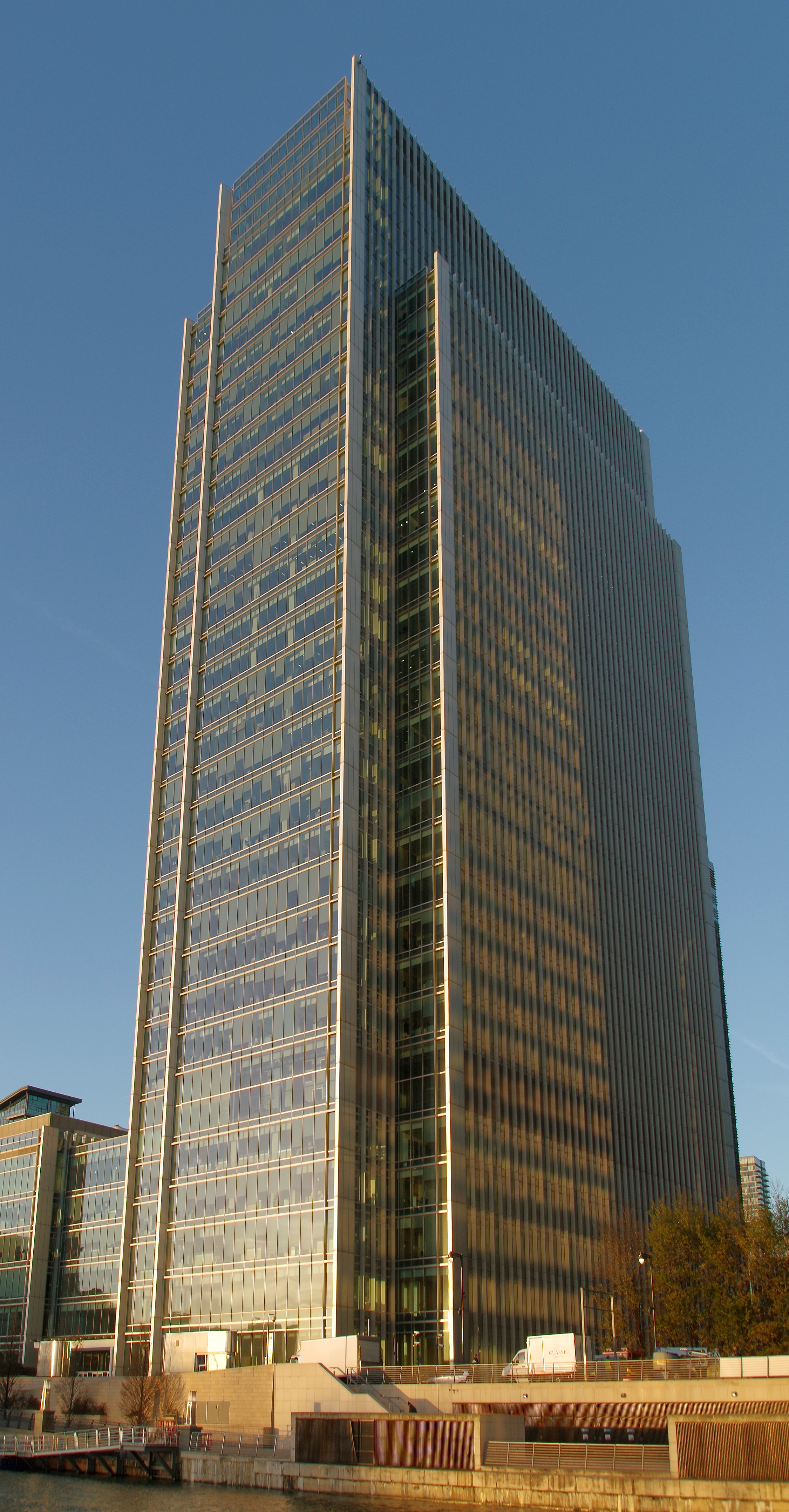 London MMB »2H6 10 Upper Bank Street