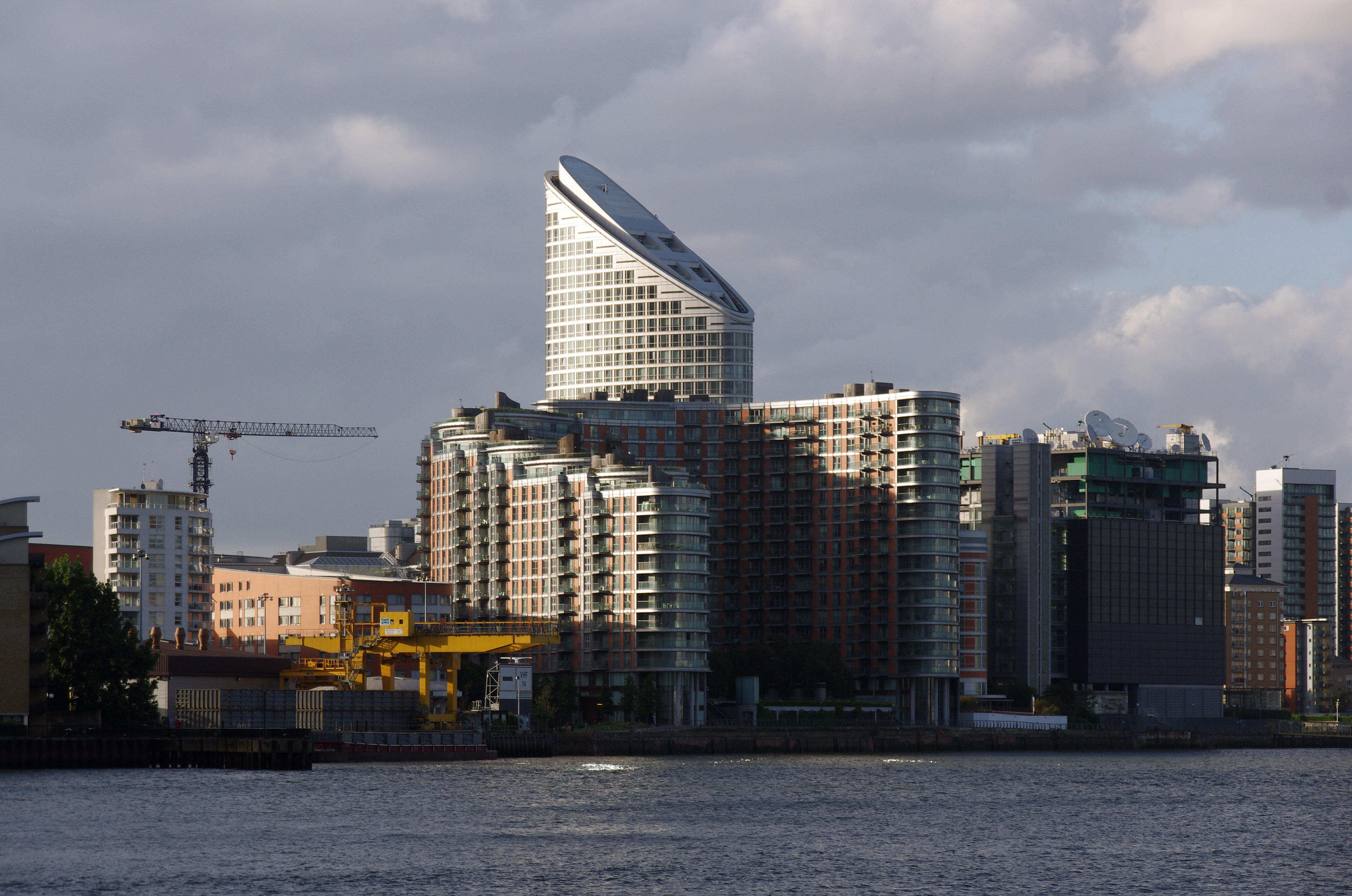 London MMB «F4 River Thames and Ontario Tower