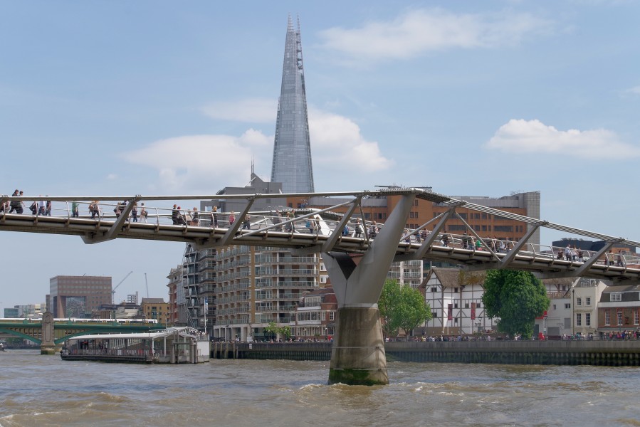 London MMB »0W5 Millennium Bridge and The Shard
