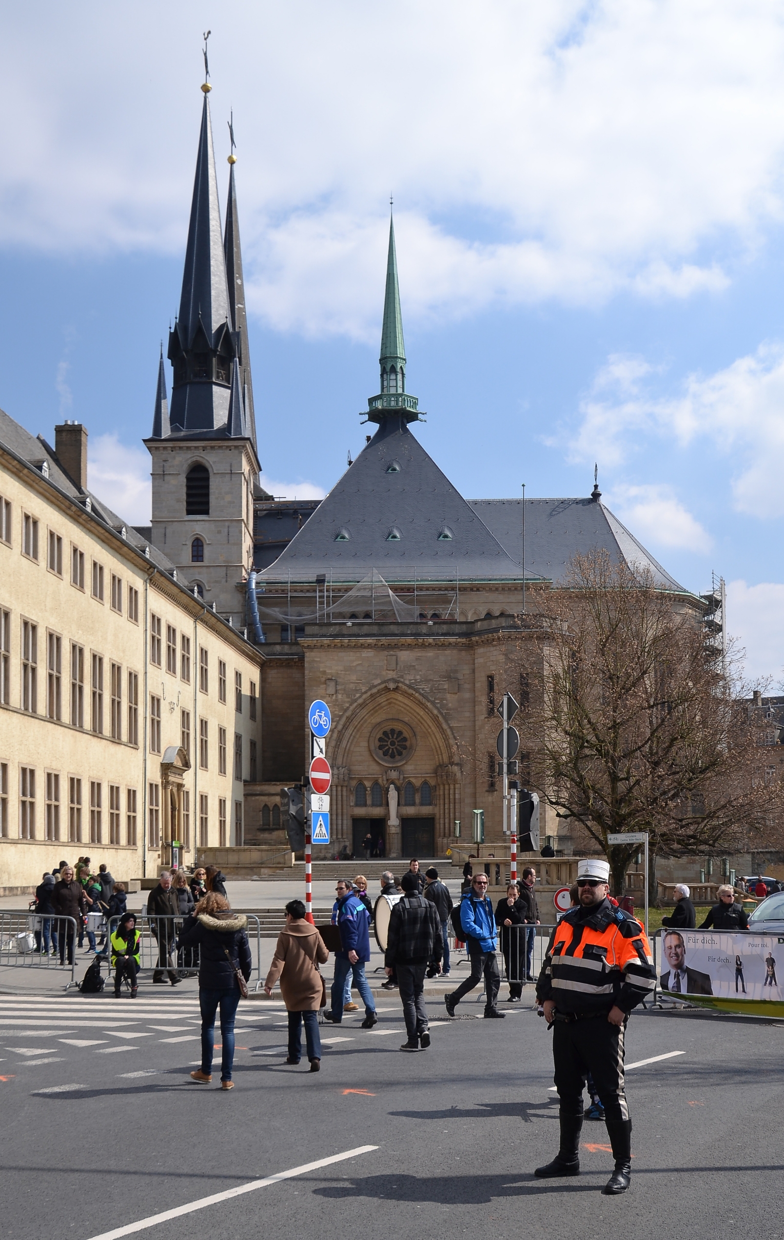 Cathédrale Notre-Dame de Luxembourg (and policeman)