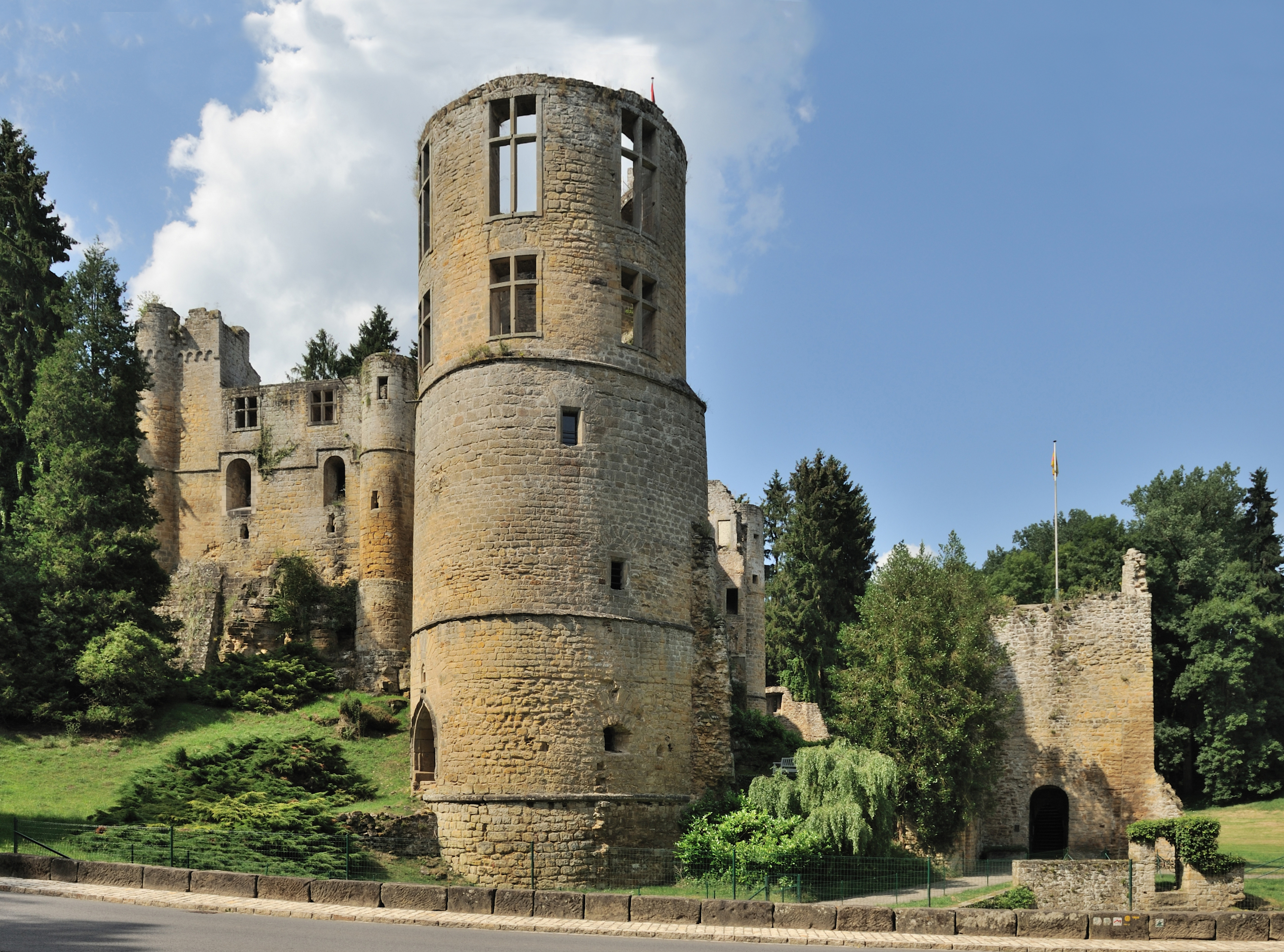Luxembourg Beaufort château 02