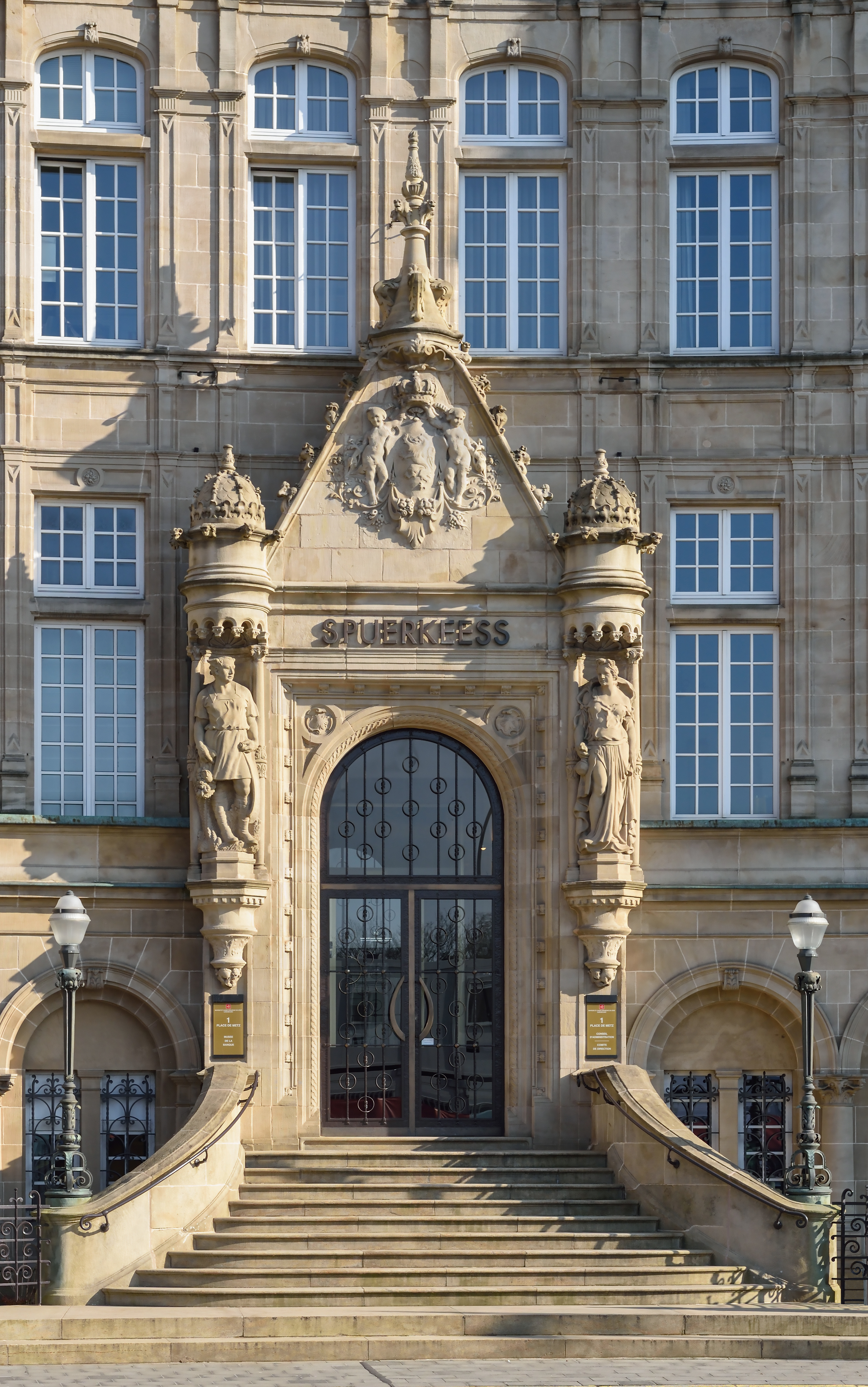 Portail Banque et caisse d'épargne de l'Etat place de Metz