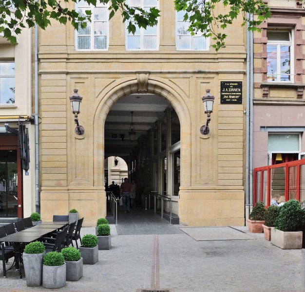 Luxemb City square Guillaume II passage H de ville
