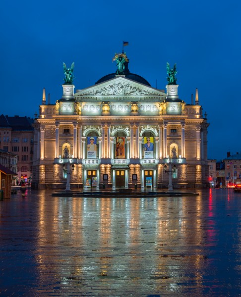 Львівський оперний театр після дощу