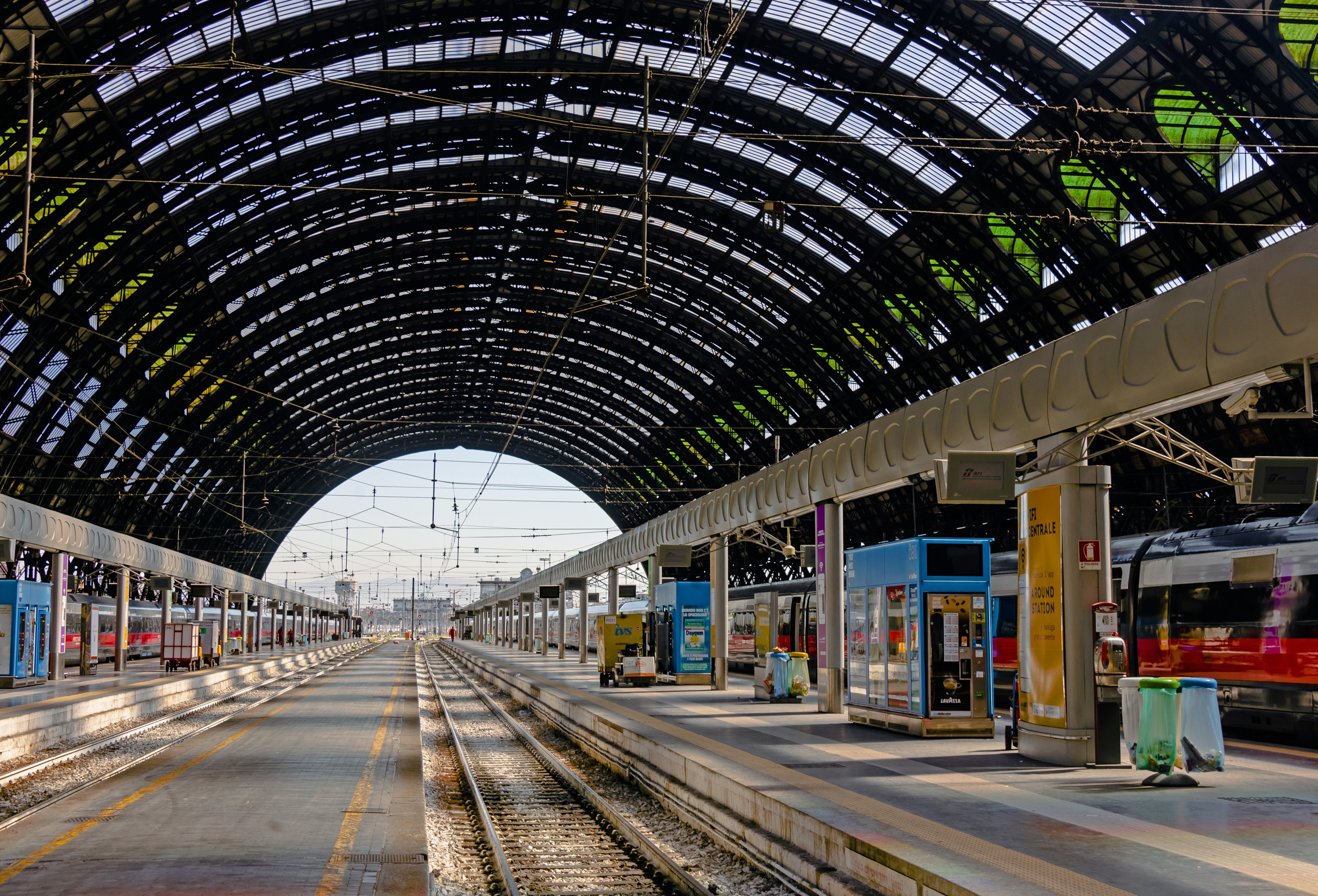 Tracks in MIlano Centrale Stazione trainshed