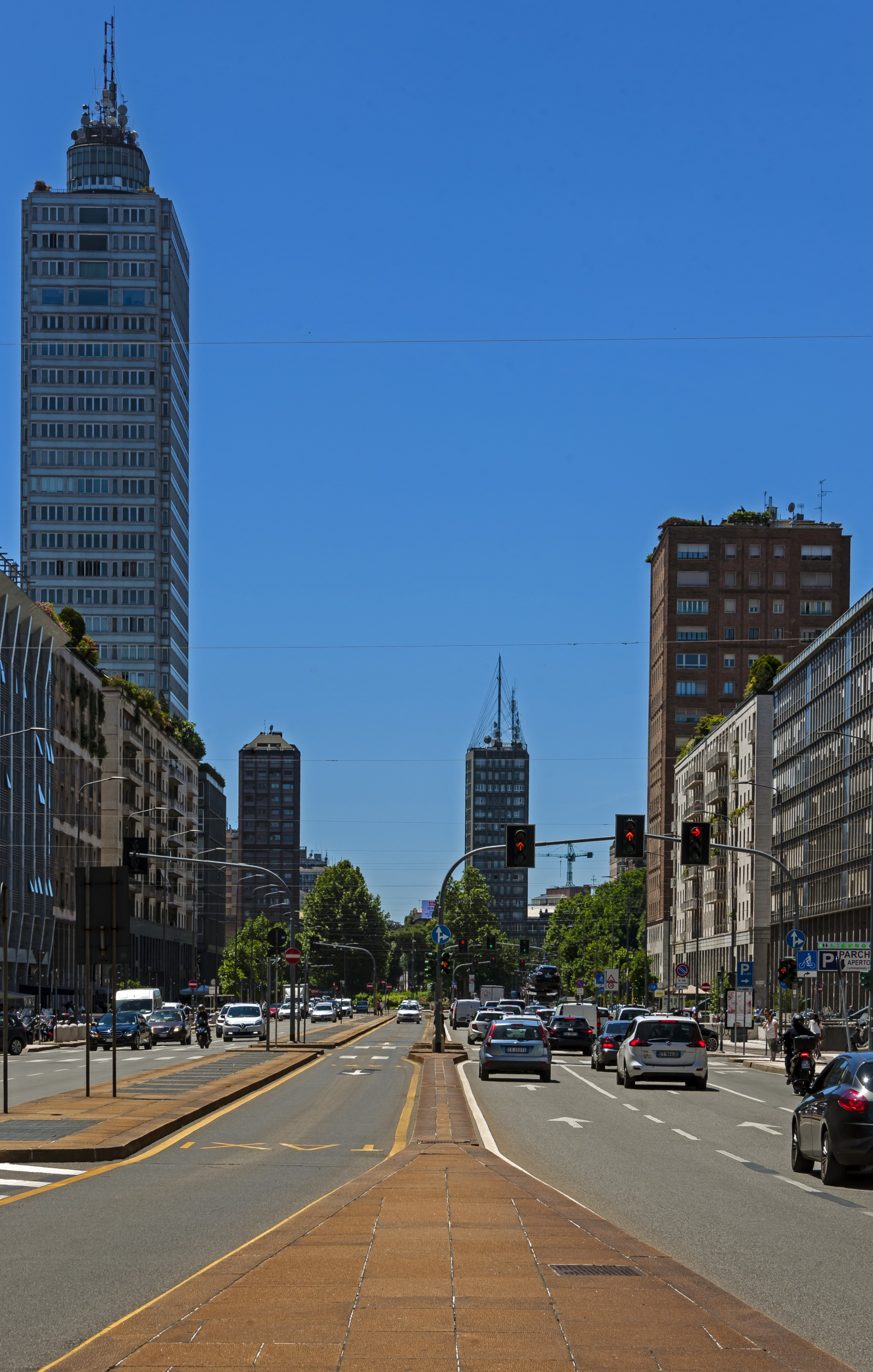 Via Vittor Pisani, Milan