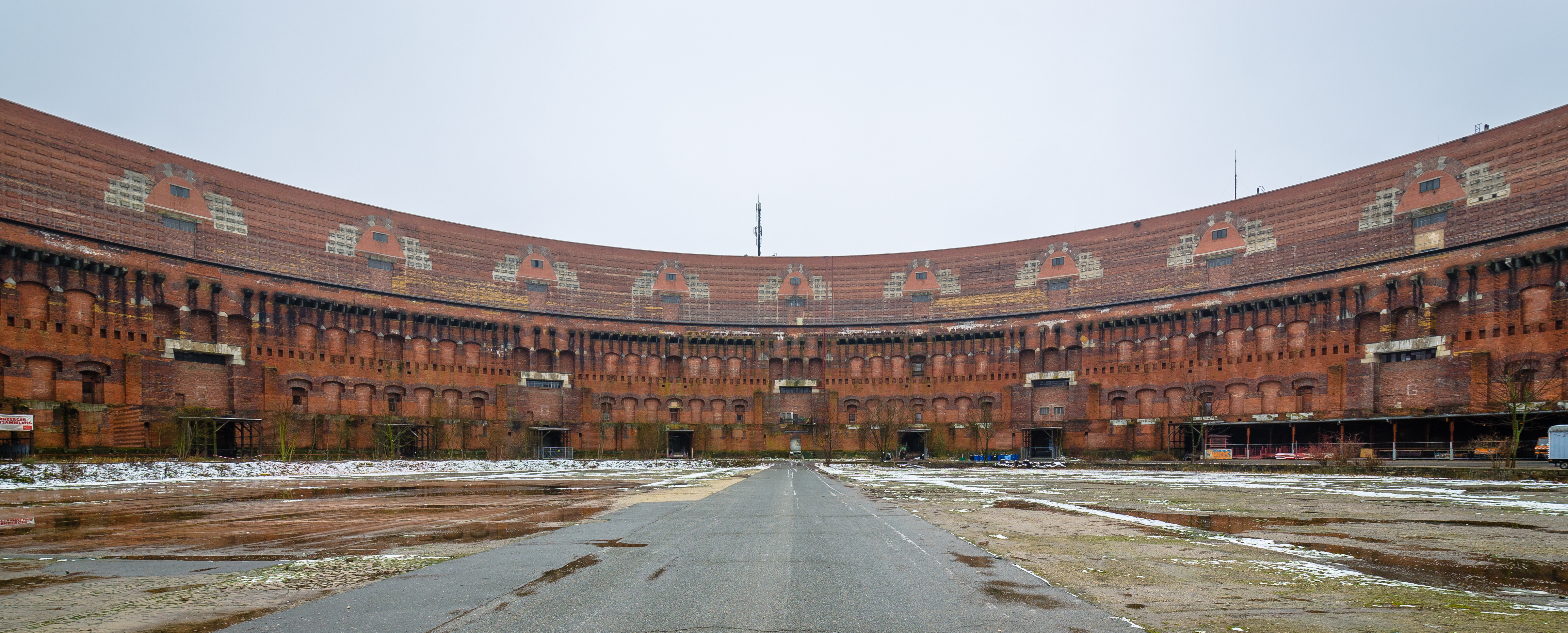 Innenhof-Kongresshalle-Reichsparteitaggelaende-2012