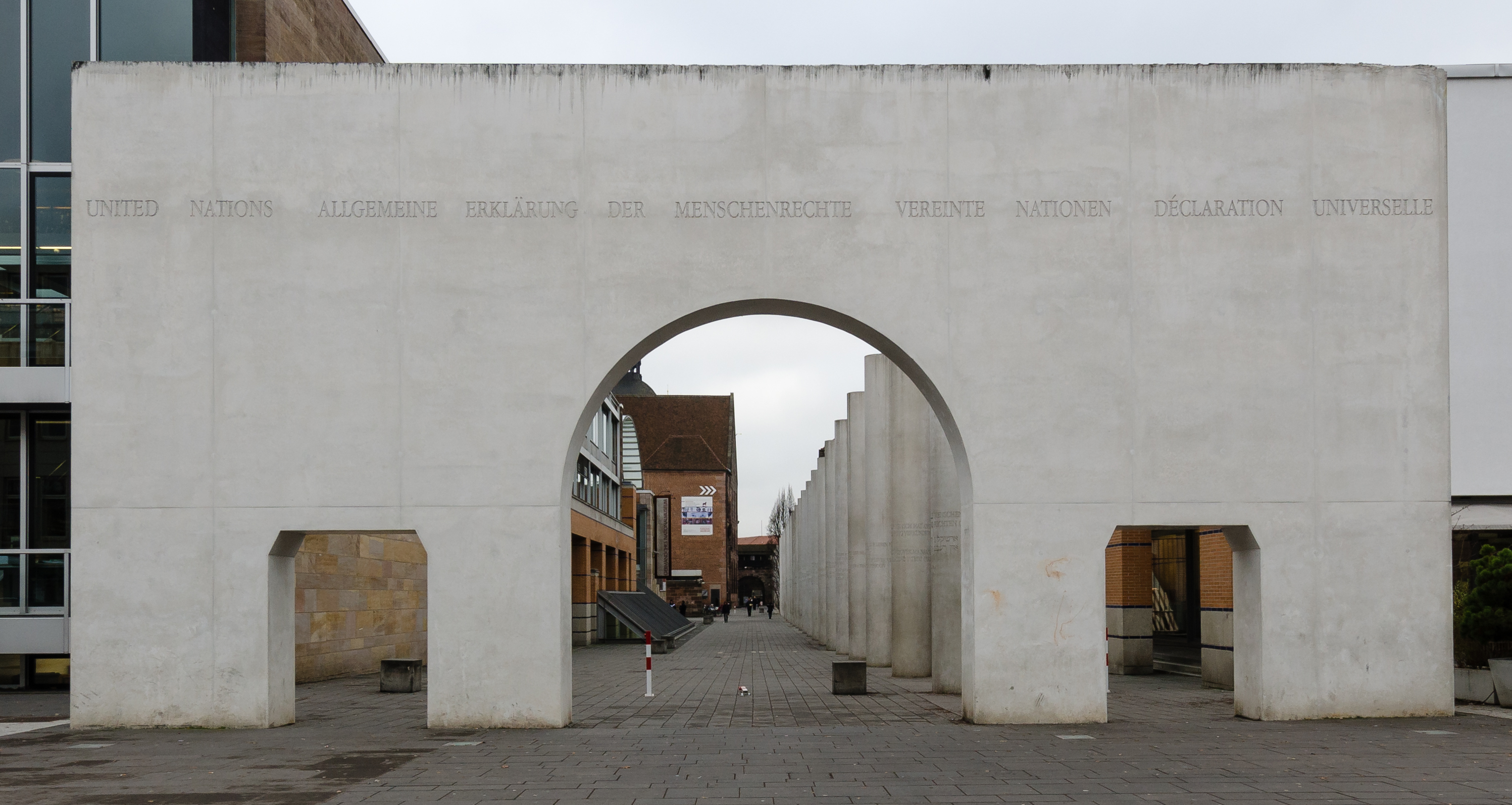 Strasse-der-Menschenrechte-Eingang-2012