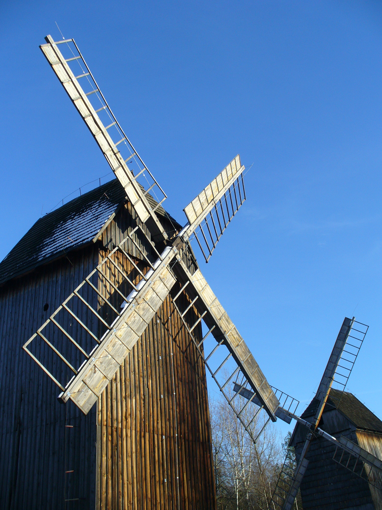 Bierkowice Muzeum - dwa wiatraki
