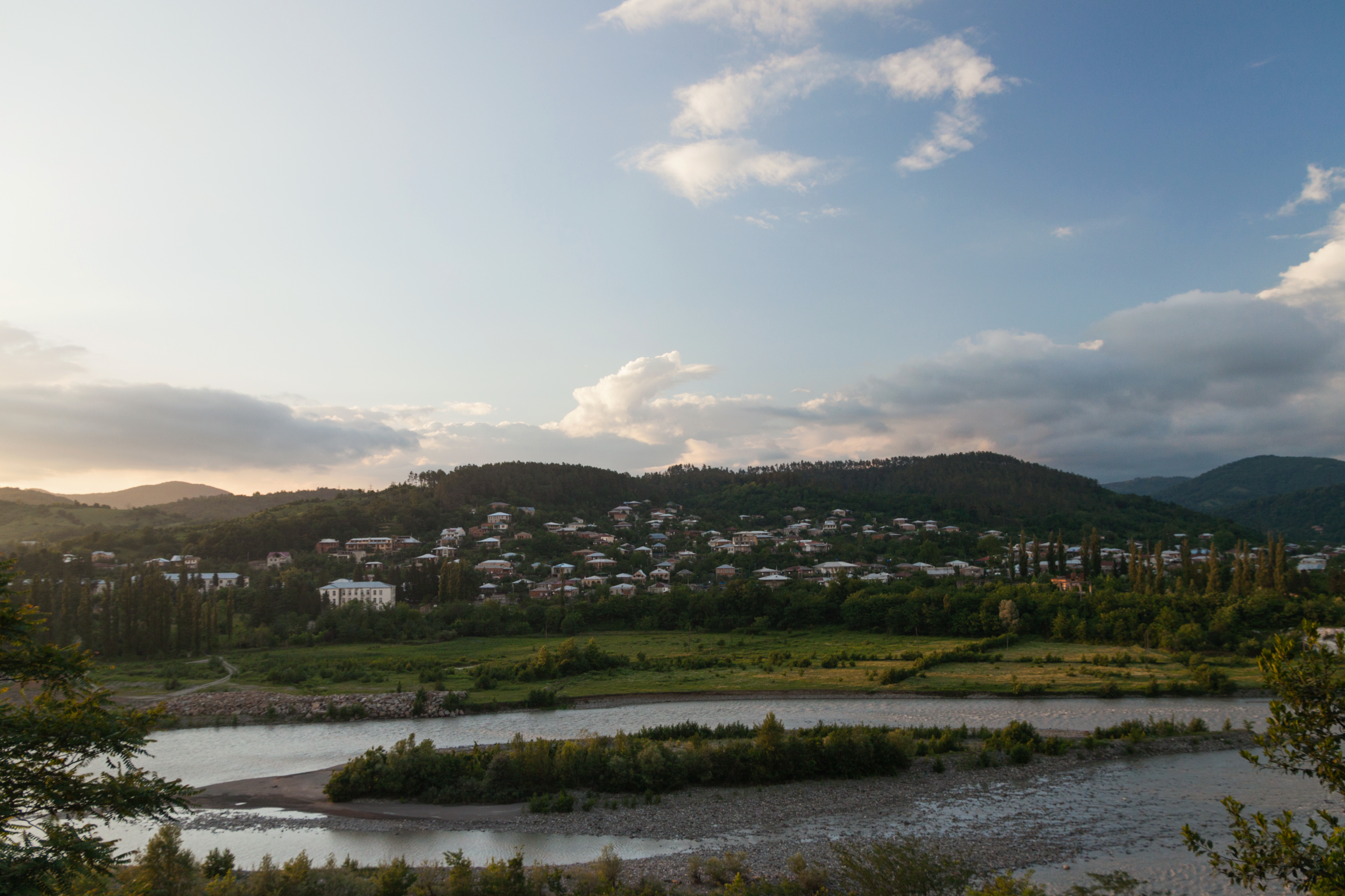 2014 Kutaisi, Widok na rzekę Rioni z dzielnicy Mtsvanekvavila (02)