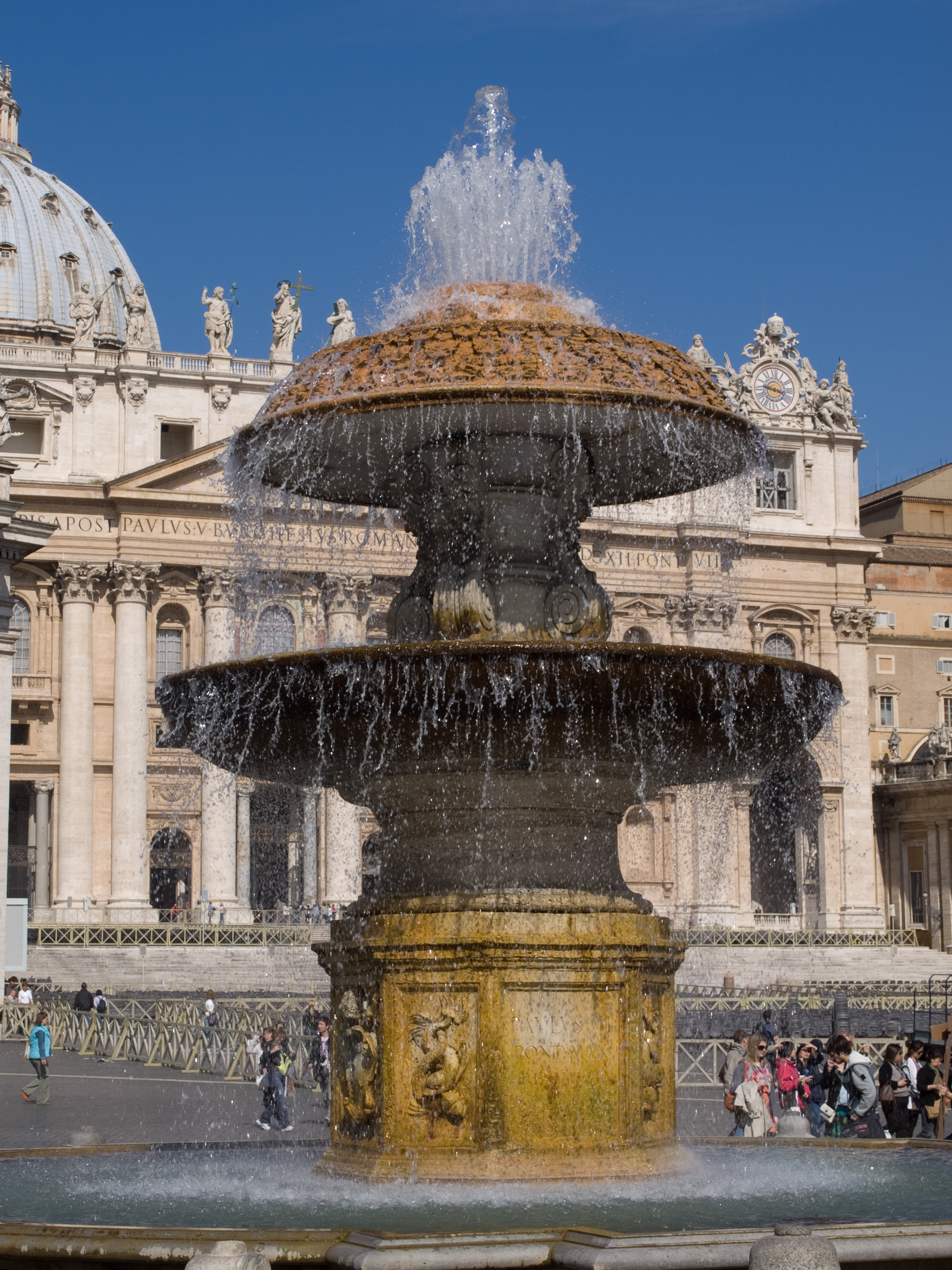 Řím, Svatopetrské náměstí, fontána