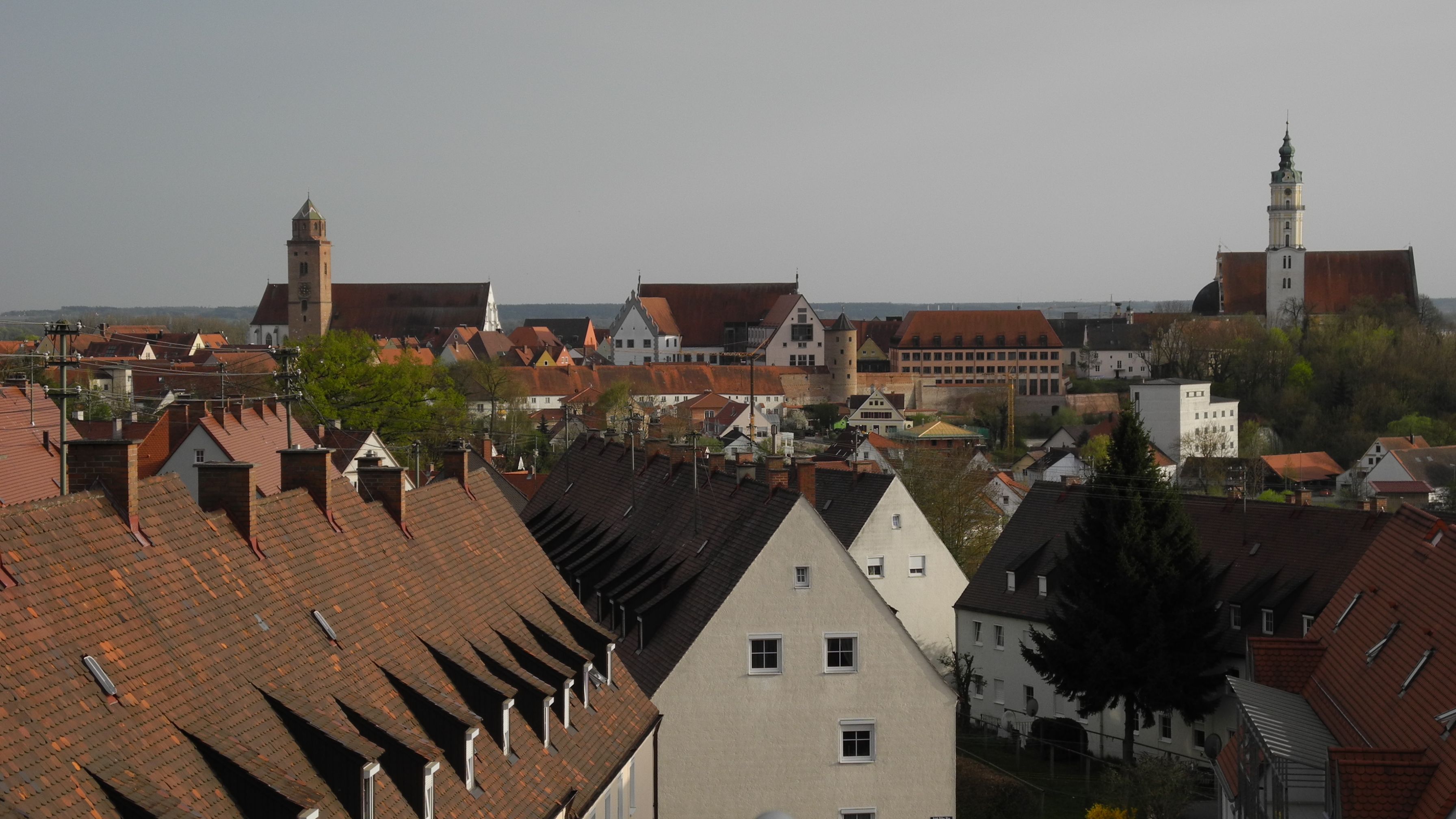 Donauwörth - Münster und Heilig-Kreuz-Kirche rechts