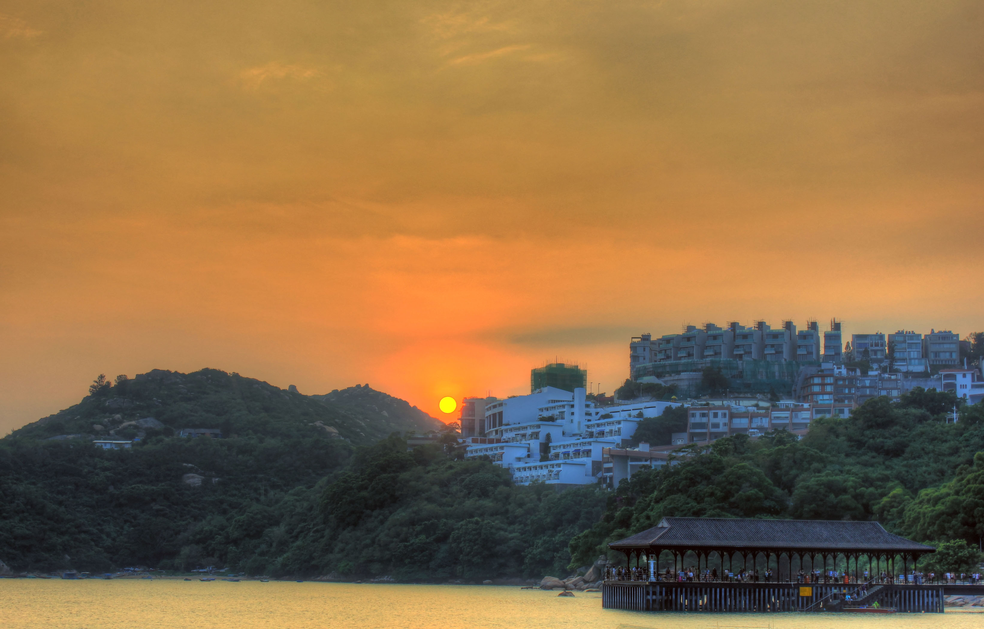 Gfp-china-hong-kong-sunset-behind-hotels