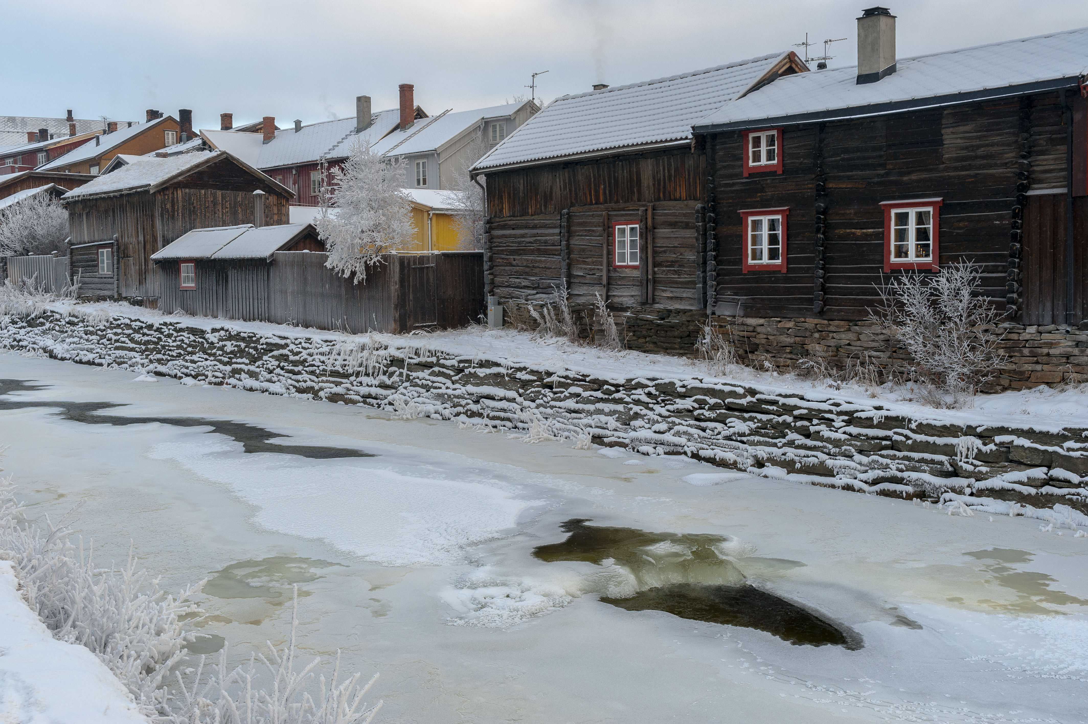 Old houses and Hitterelva