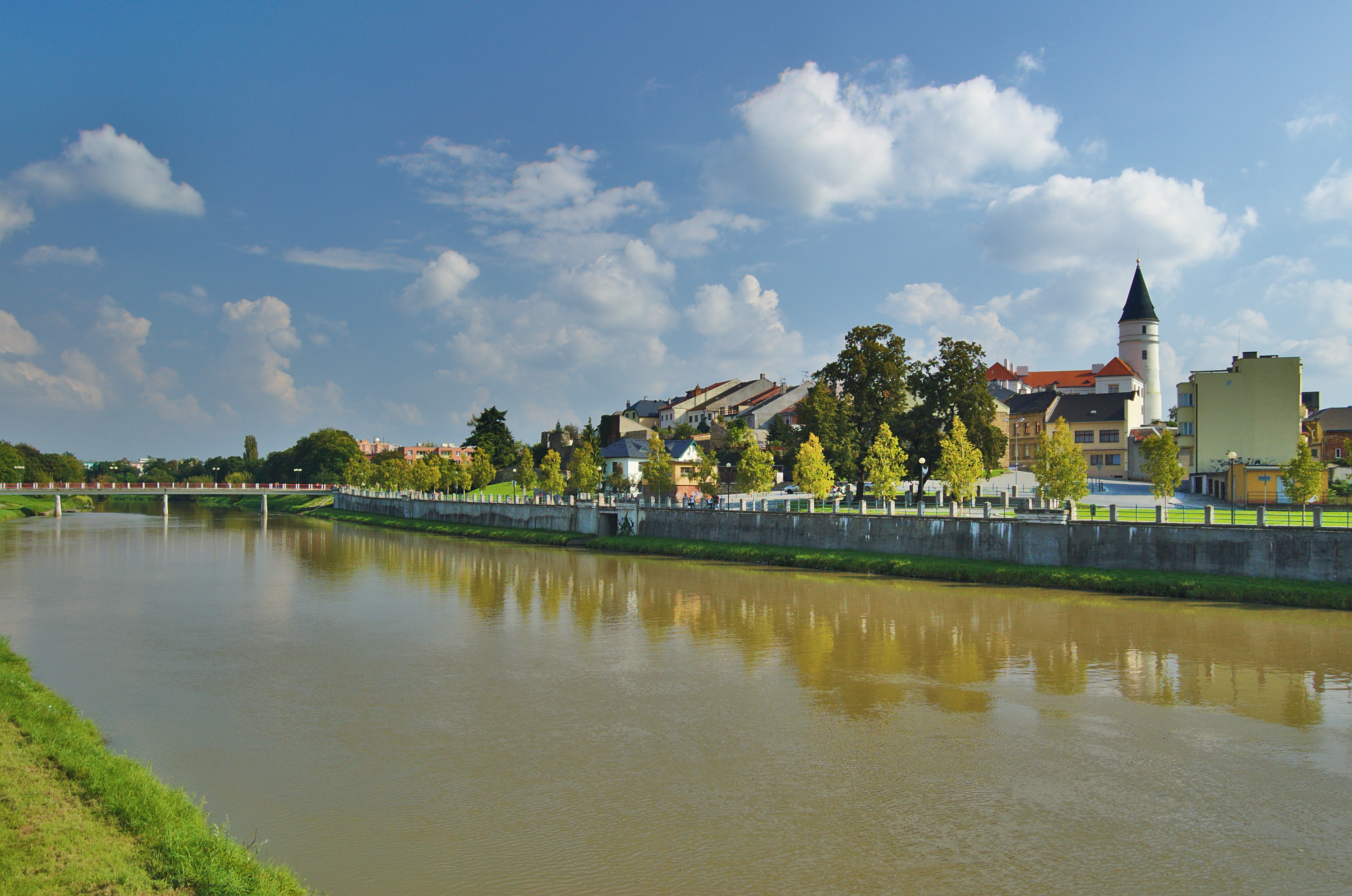 Pohled na historické centrum přes Bečvu, Přerov