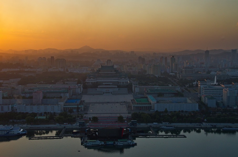 1719 - Nordkorea 2015 - Pjöngjang - Blick vom Juche Turm (22991296901)