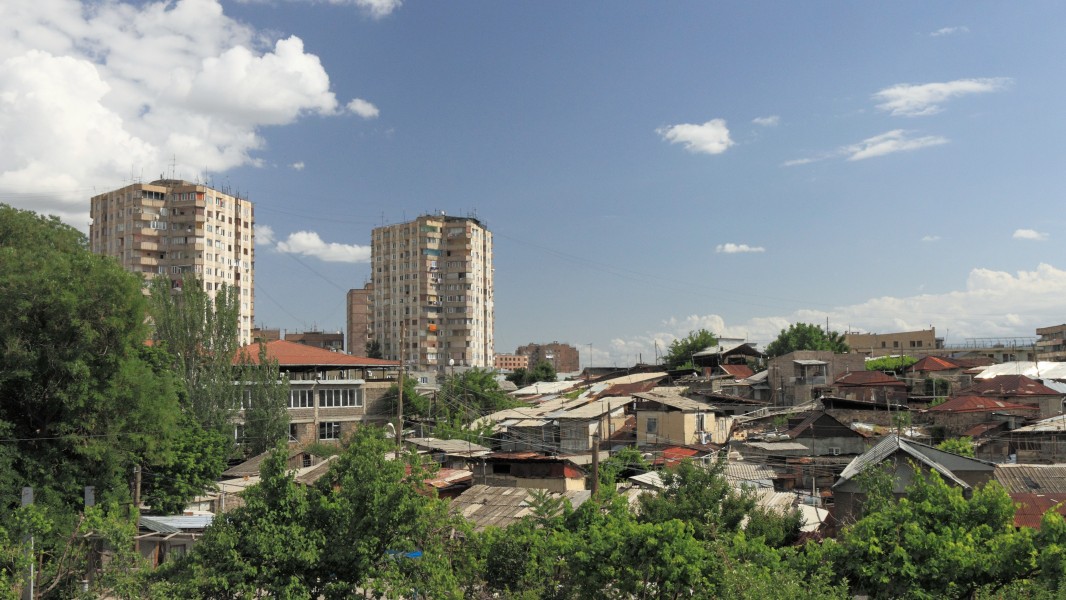 2014 Erywań, Widok na dachy domów i bloki mieszkalne w dzielnicy Kentron (02)
