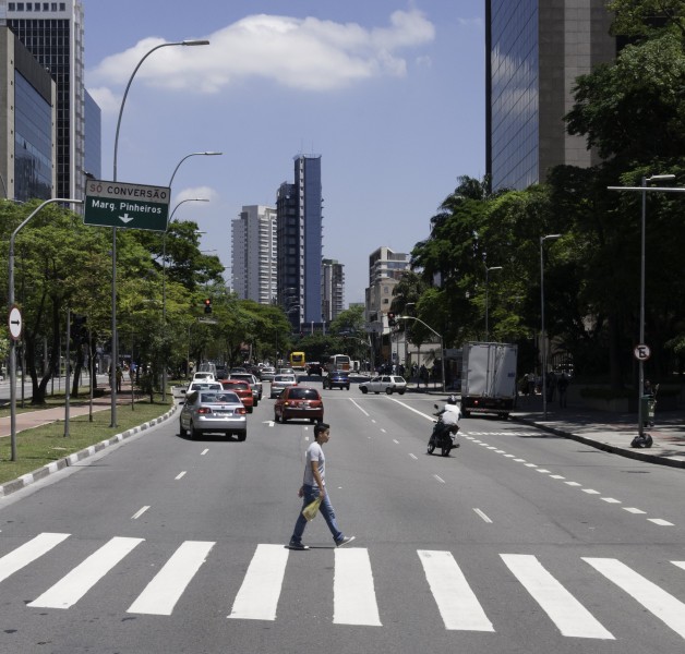 Avenida Faria Lima, cruce de peatones