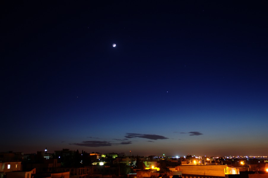 Croissant de lune et venus au dessus du golfe de Monastir, Tunisie mai 2013