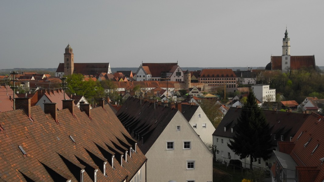 Donauwörth - Münster und Heilig-Kreuz-Kirche rechts
