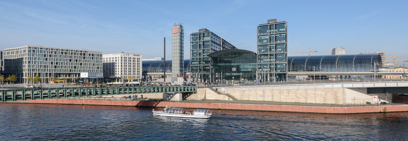 Hauptbahnhof-Berlin-mit-Spree-Steigenberger-2015
