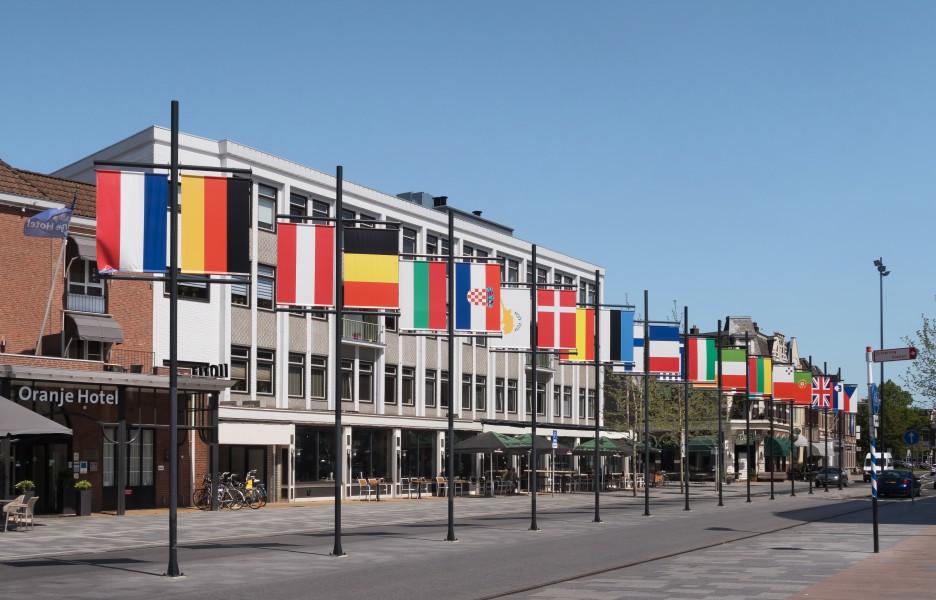 Leeuwarden, de vlaggen van de Europese Unie op de Stationsweg IMG 3726 2018-05-21 12.47