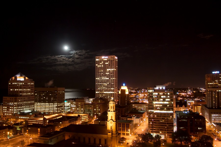 Milwaukee Wisconsin at night 5441