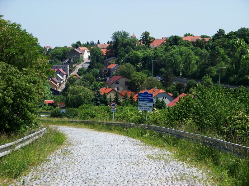 Přední Kopanina, zrušená silnice od letiště, pohled na vesnici