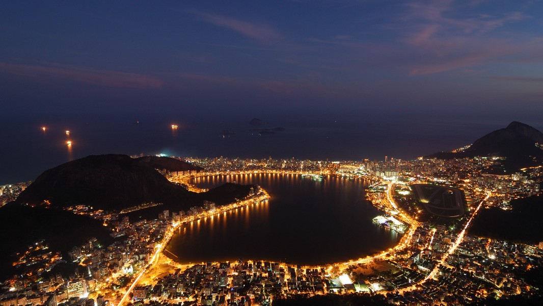 Rodrigo de Freitas Lagoon night