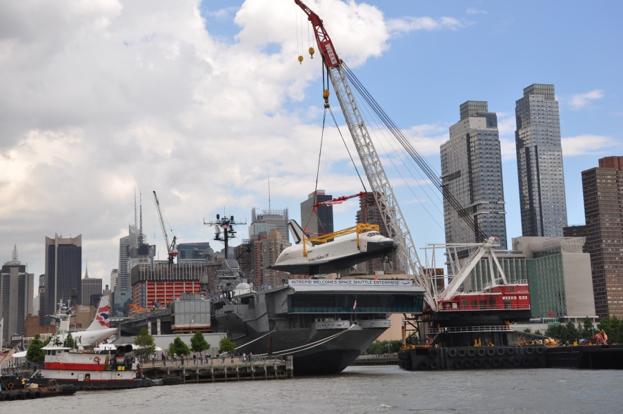 Space Shuttle Enterprise makes its way up the Hudson River to the USS Intrepid June 6, 2012 (7348202626)