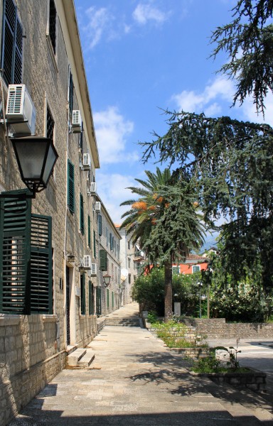 Uliczka na starówce w Herceg Novi 03