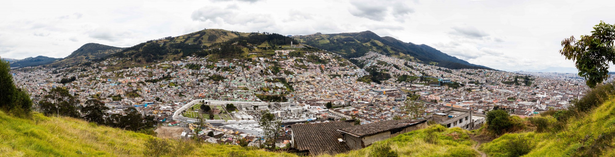 Vista de Quito desde El Panecillo, Ecuador, 2015-07-22, DD 50-54