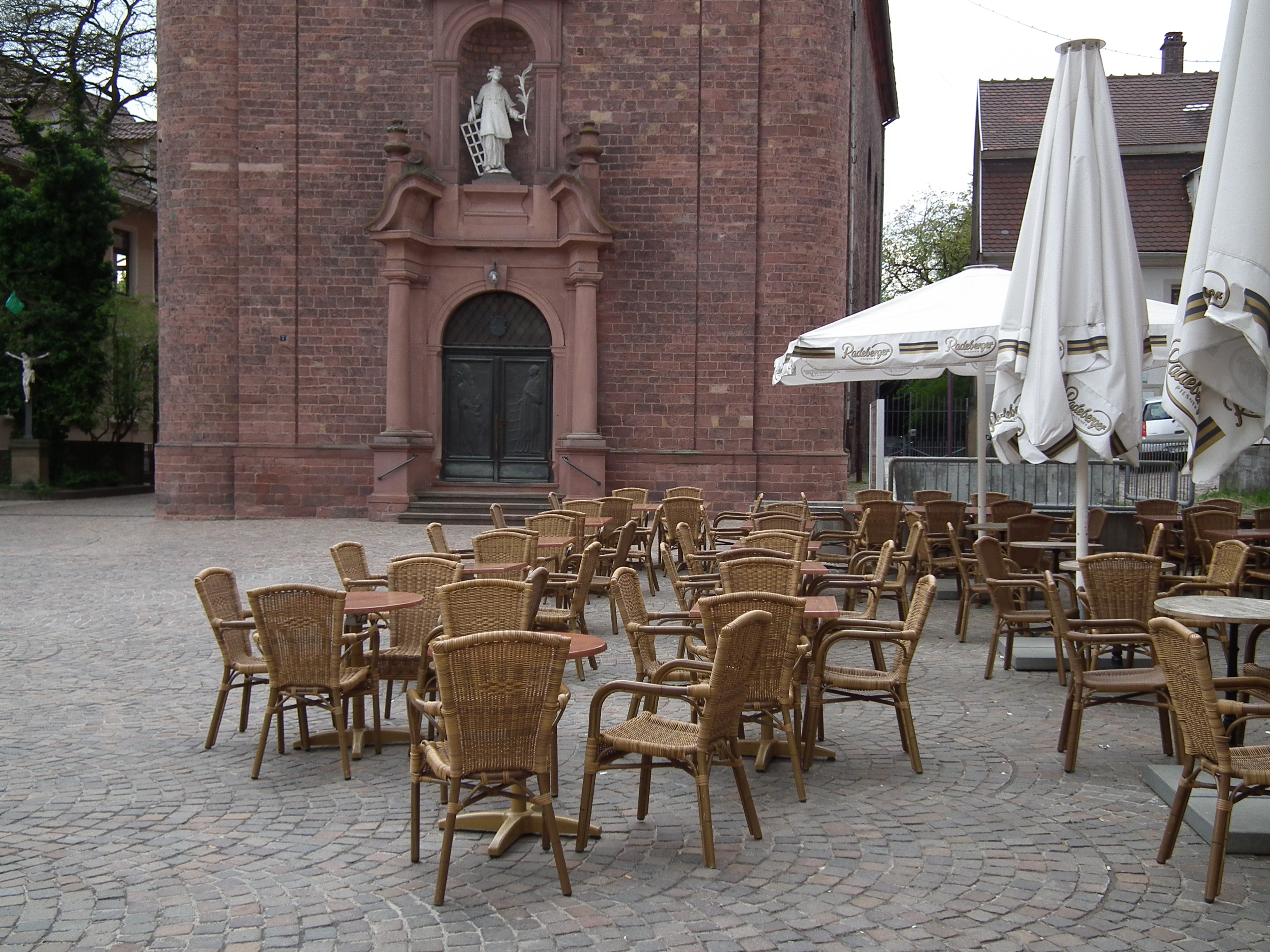 Straßencafe vor Laurentius-Kirche in Wiesloch