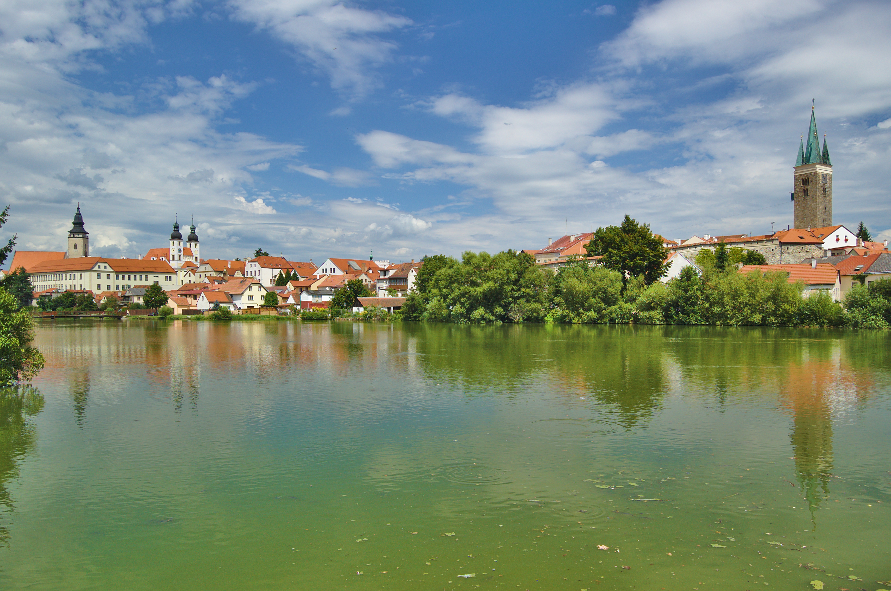 Telč - pohled na vnitřní město přes Ulický rybník