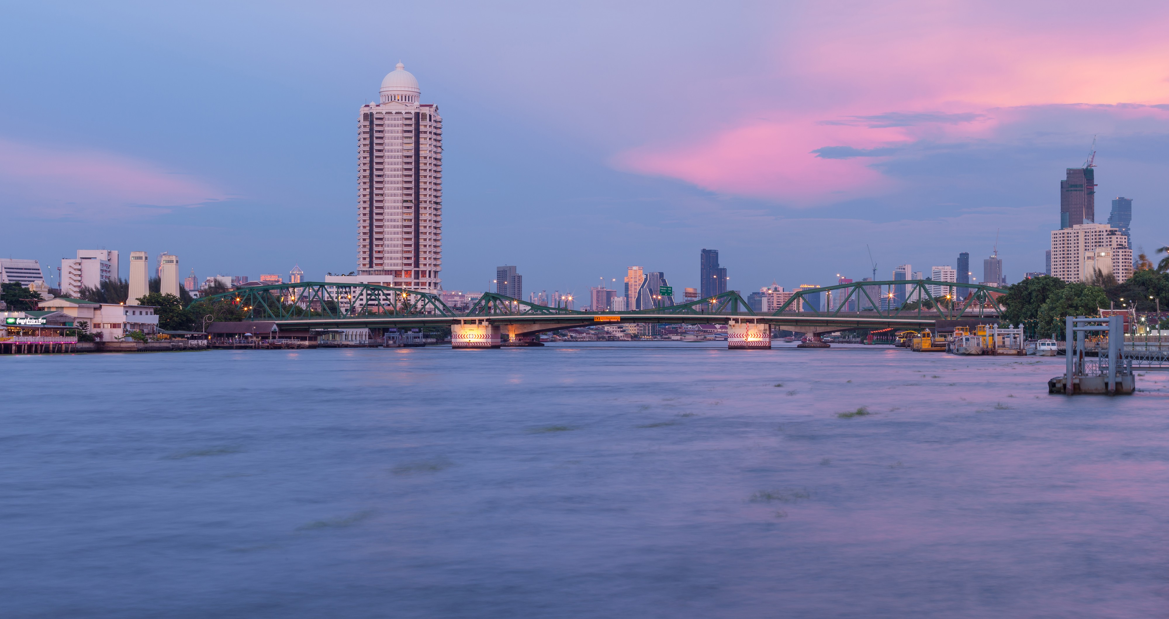 Phra Phuttha Yodfa Bridge Pano