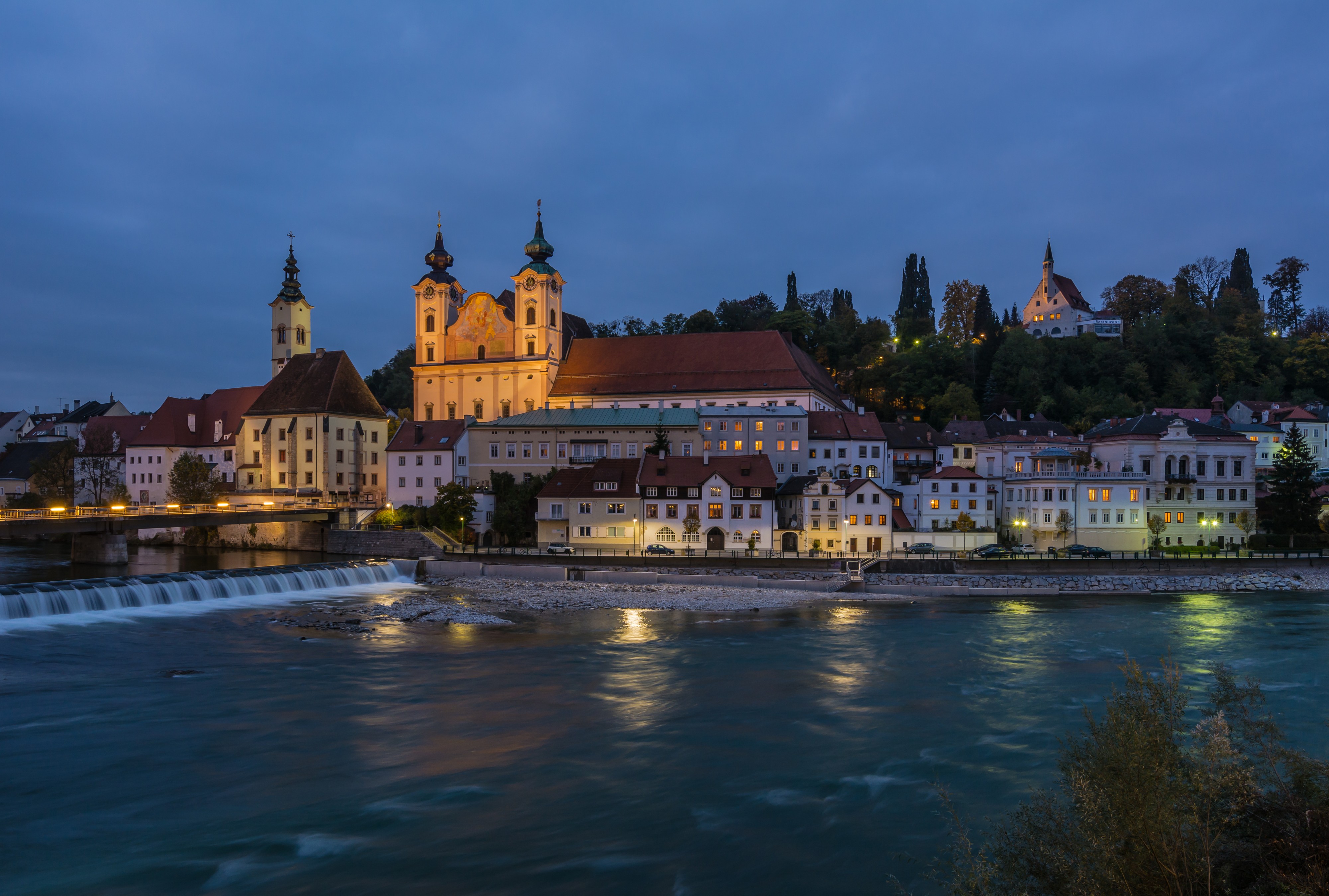 Steyr Spitalmühlwehr Ortskai Michaelerkirche Taborturm