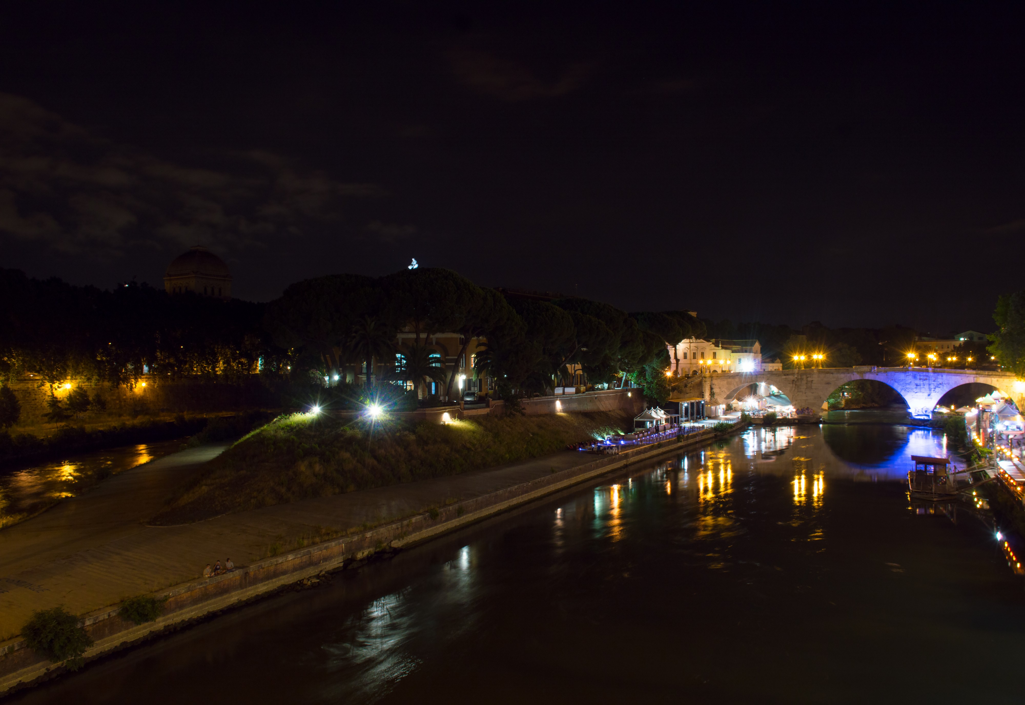 Tiber Island at night