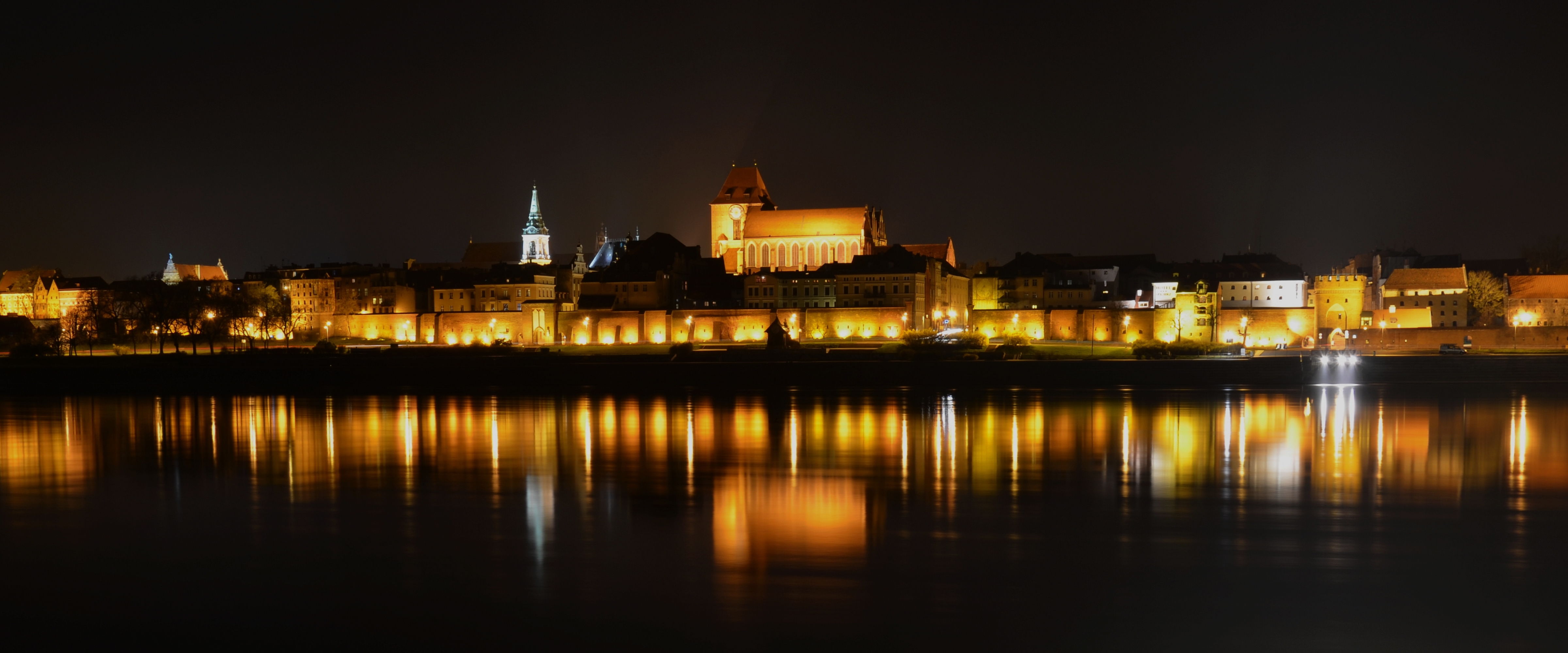 Toruń, Stare Miasto z Kępy Bazarowej nocą