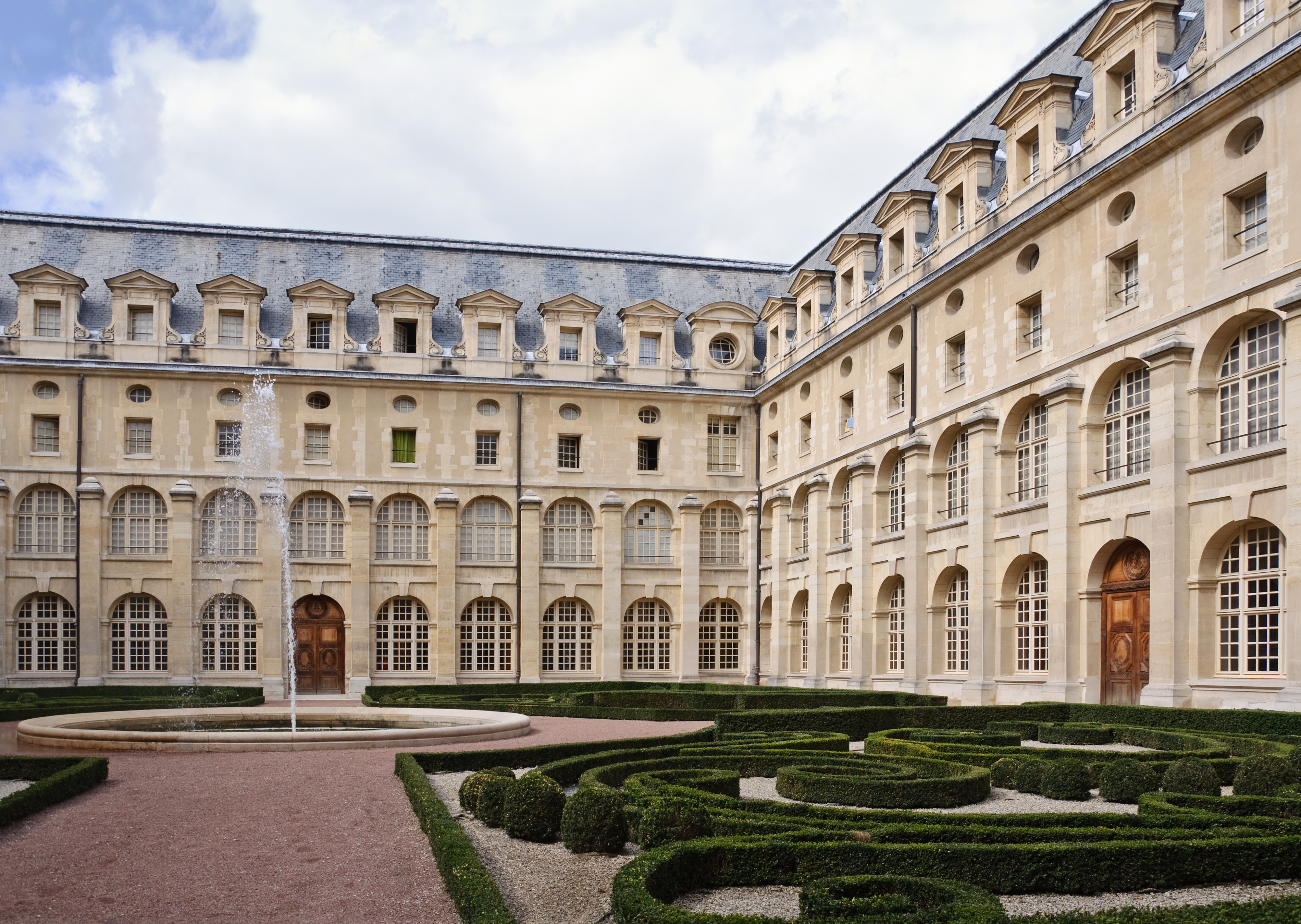 Ancienne abbaye Val-de-Grace cloitre jardin