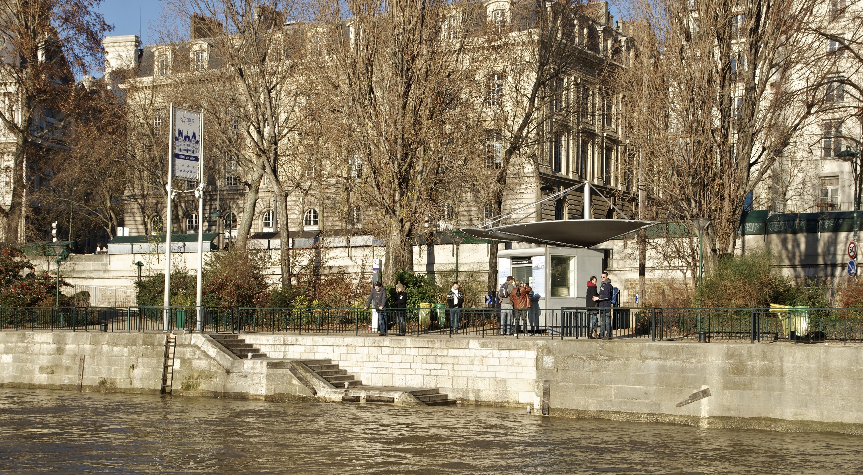 En quittant l'arrêt du batobus