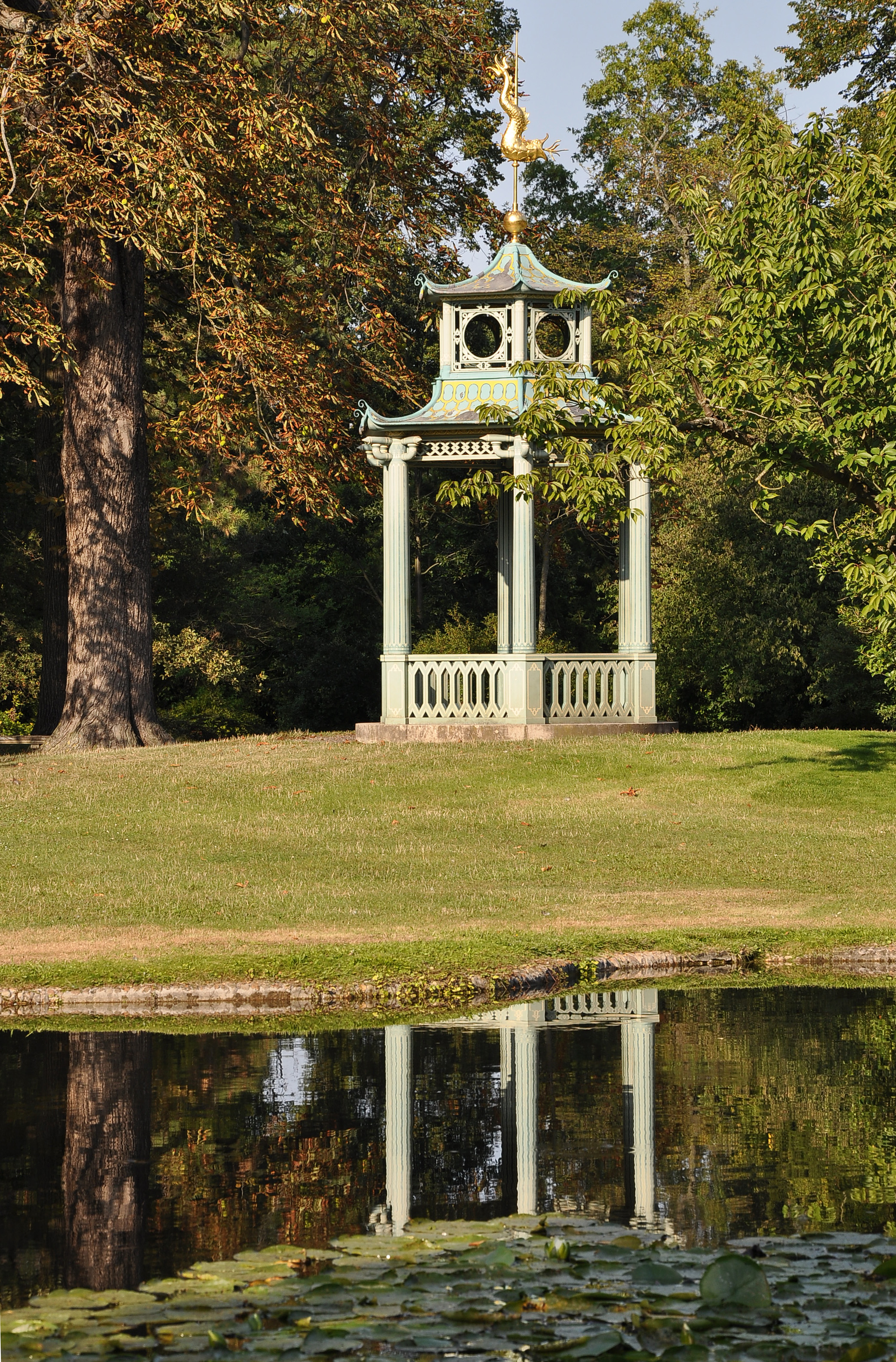 Pagode Parc de Bagatelle avec Mirror japonais Paris 16e